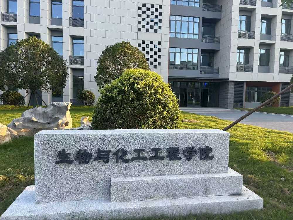 安丘市扬州职业大学体育场高杆灯项目